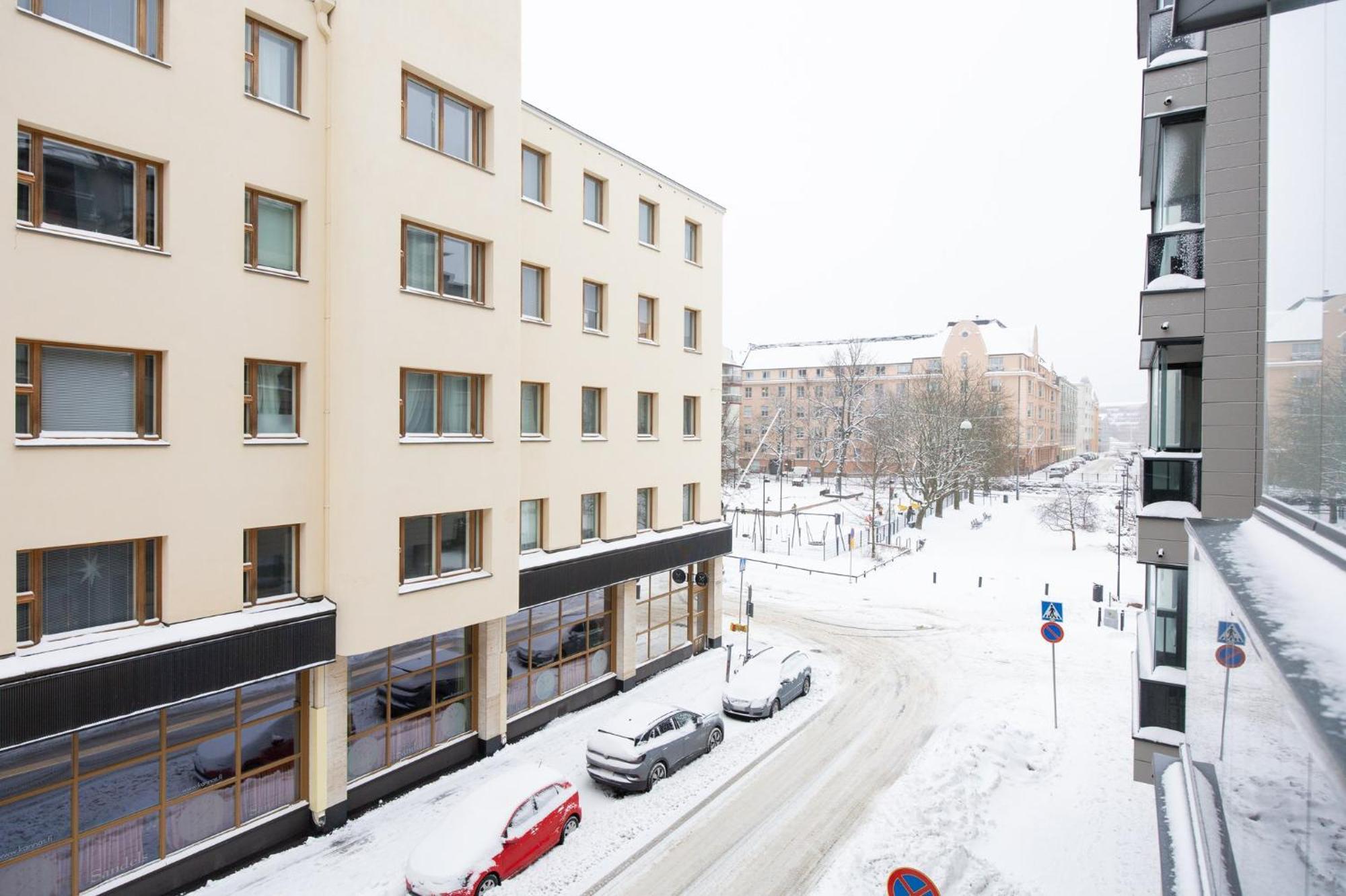 Private Flat, Balcony & Spacious Bathroom, Seamless Check In Appartement *