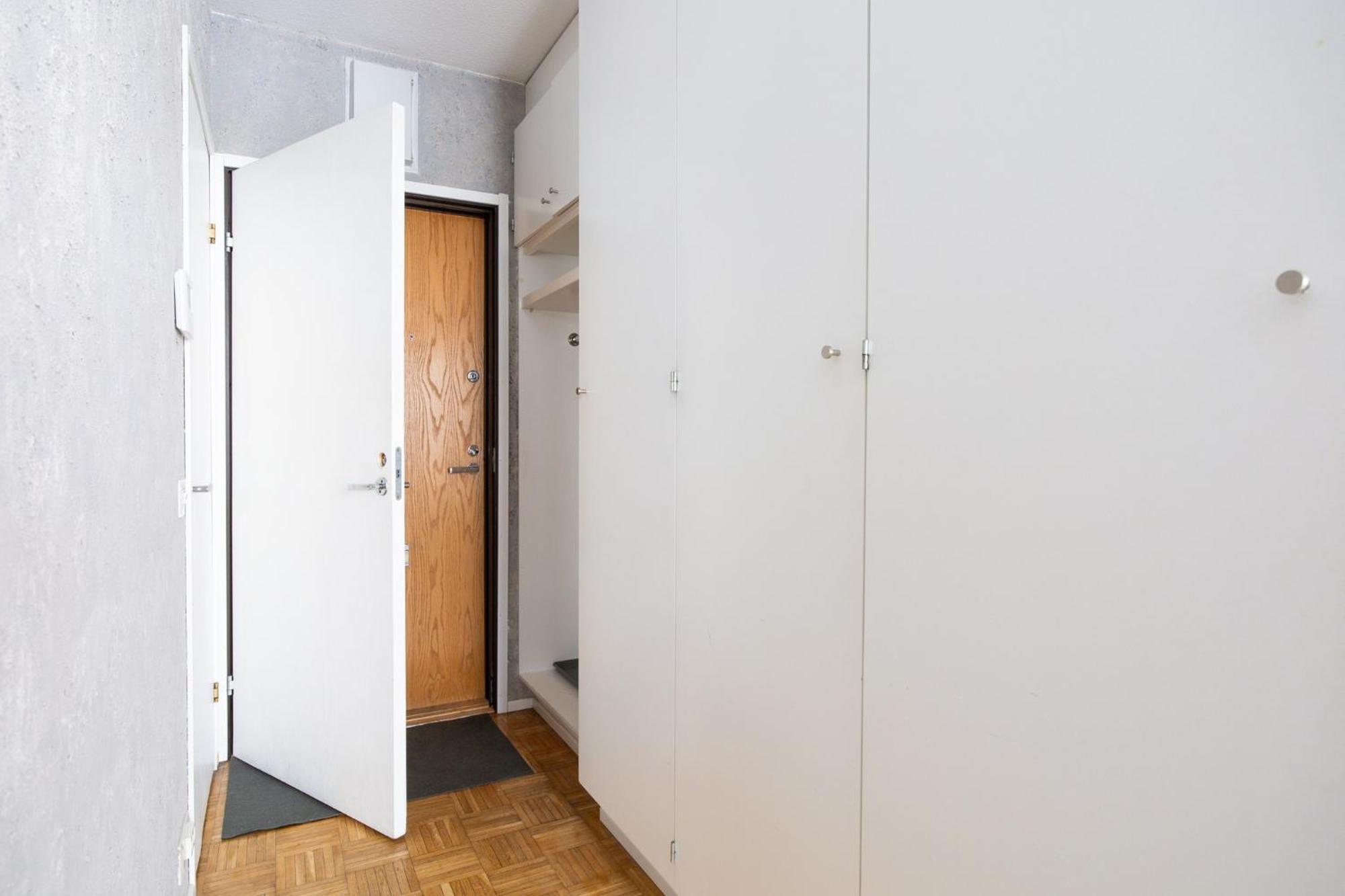 Private Flat, Balcony & Spacious Bathroom, Seamless Check In *