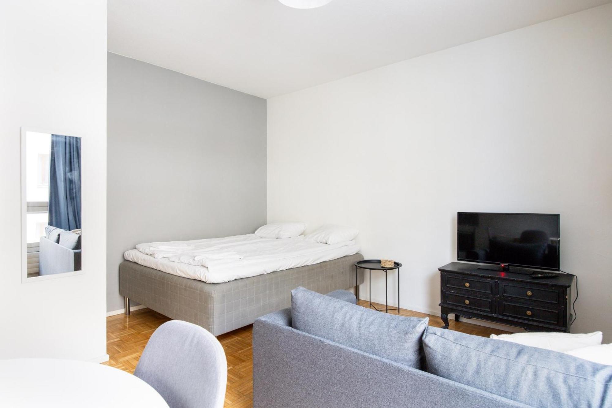 Private Flat, Balcony & Spacious Bathroom, Seamless Check In * Helsinki
