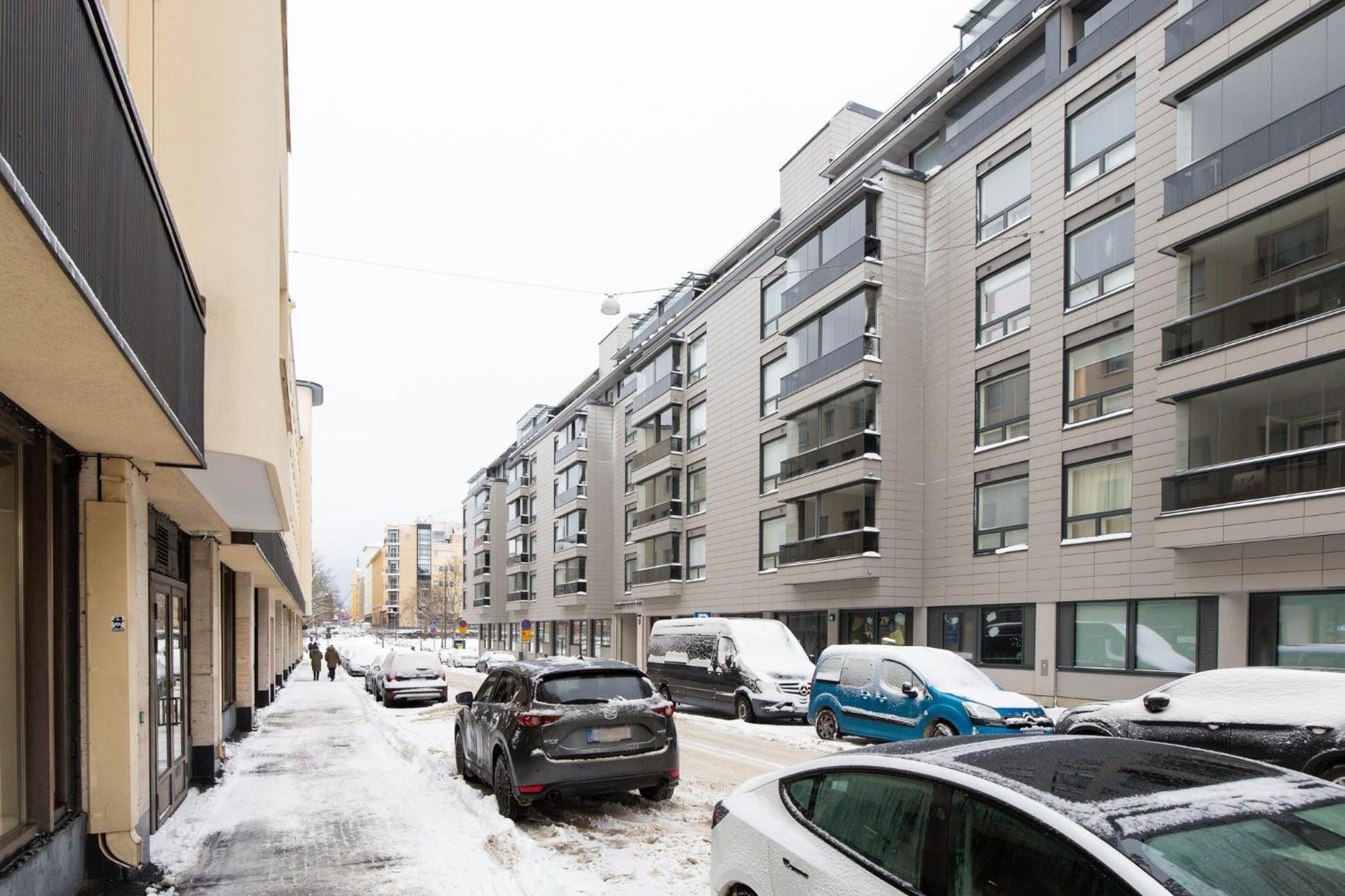 Private Flat, Balcony & Spacious Bathroom, Seamless Check In *